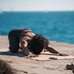 Yoga al aire libre en Barcelona · Duby